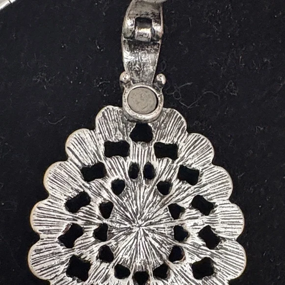 Elegant Silver Necklace with Pendant - Picture 6 of 8